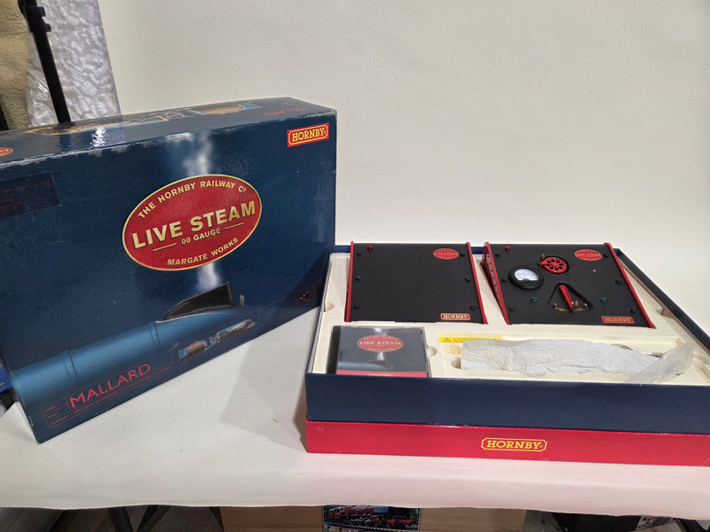 Pre-owned Hornby A4 Mallard  Set with Transformer and Track A