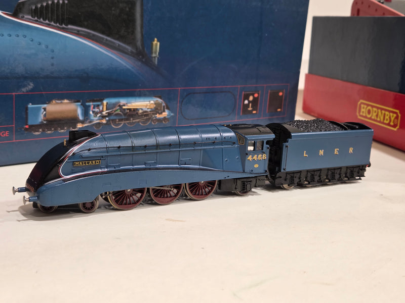 Pre-owned Hornby A4 Mallard  Set with Transformer and Track A