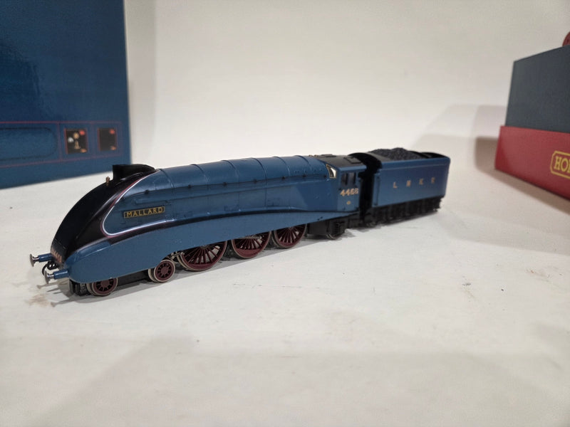 Pre-owned Hornby A4 Mallard  Set with Transformer and Track B
