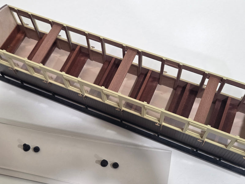 Pre-Owned Perfect World VOR Coach painted (2 of 4) 32mm
