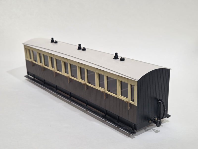 Pre-Owned Perfect World VOR Coach painted (2 of 4) 32mm
