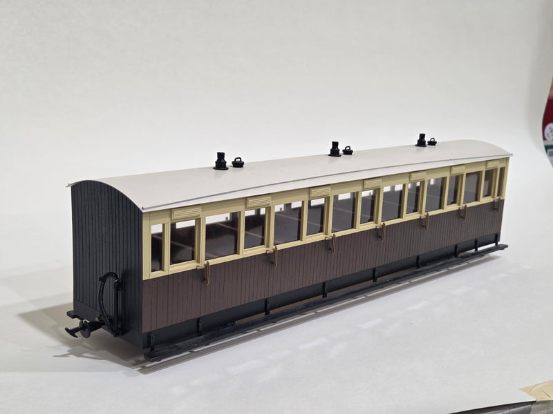 Pre-Owned Perfect World VOR Coach painted (2 of 4) 32mm